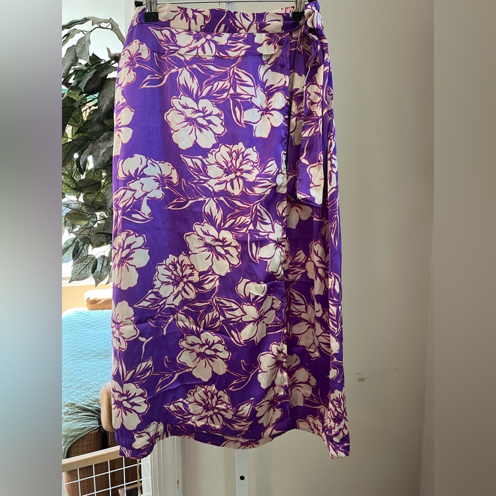 JAPNA VIBRANT PURPLE & CREAM FLORAL WRAP SKIRT. NWOT. SIZE XL